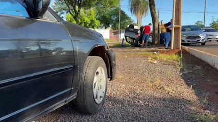 Após forte colisão, Uno capota na Avenida Piquiri