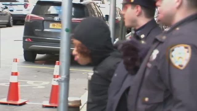 Una mujer roba los regalos de navidad de Robert De Niro