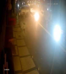 SULTANGAZİ'DE MİNİBÜS ŞOFÖRÜ ARAÇLARA ÇARPIP REFÜJE ÇIKTI