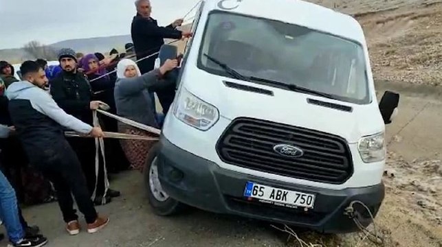 Öğrenci servisini devrilmemesi için elleri ile tuttular