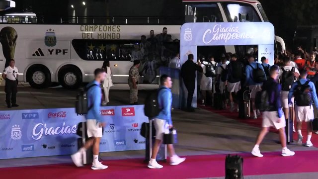 Con Messi en cabeza, los campeones del mundo llegan como héroes a Argentina