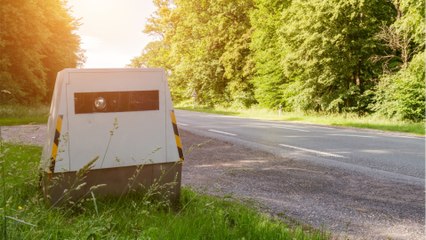 Le radar flashait à 80km/h, alors qu'il était placé juste derrière un panneau de limitation à 90