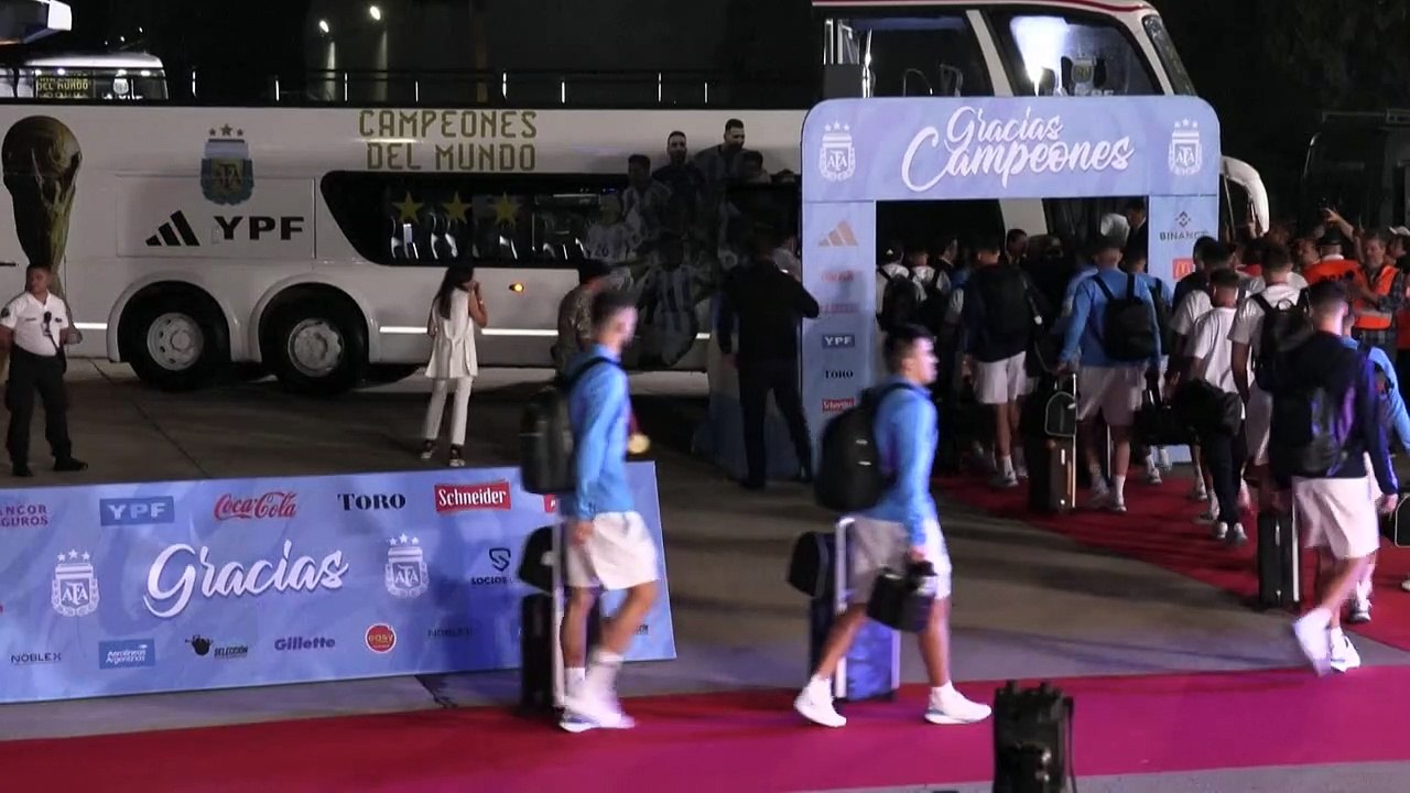 ليونيل ميسي ورفاقه يصلون إلى الأرجنتين حاملين ك...