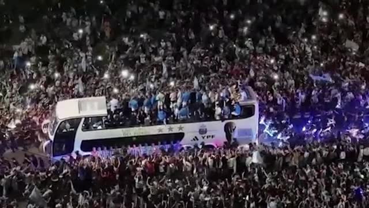 Messi und Co. fahren durch Ozean an Fans