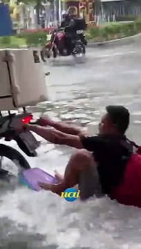 ‘Surfe’ na enchente de Balneário Camboriú (SC)