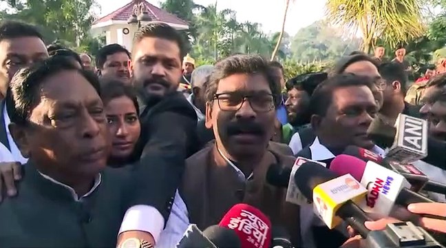 झारखंड में नियोजन नीति पर सियासी घमासान, मुख्यमंत्री के साथ विभिन्न दलों के 40 सदस्यों ने की राज्यपाल से मुलाकात