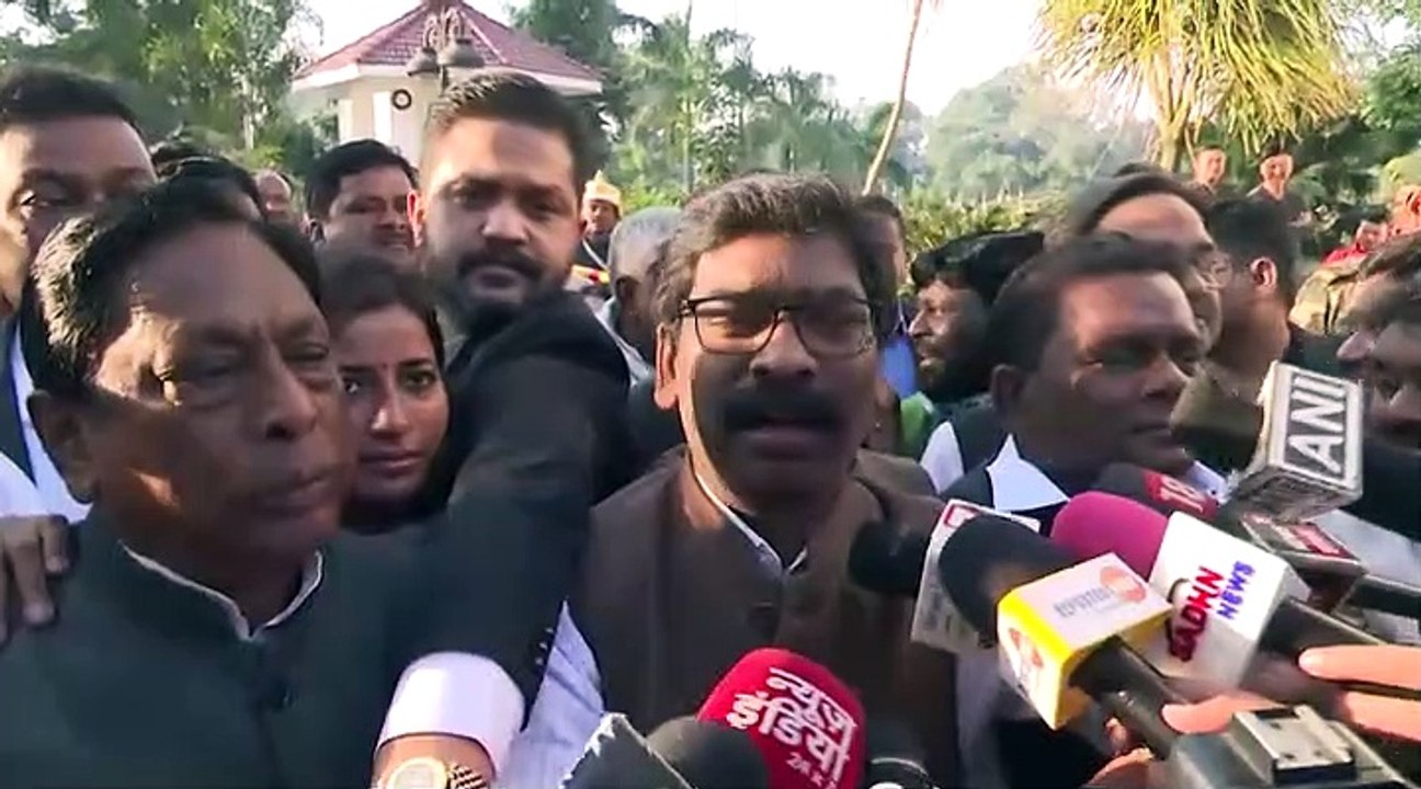 झारखंड में नियोजन नीति पर सियासी घमासान, मुख्यमंत्री के साथ विभिन्न दलों के 40 सदस्यों ने की राज्यपाल से मुलाकात