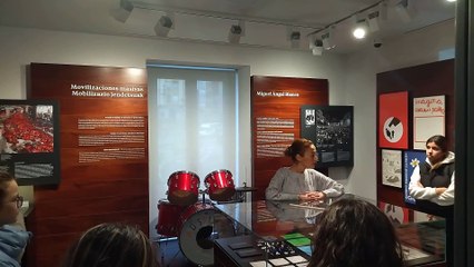 Visita guiada en el Centro Memorial ante la batería de Miguel Ángel Blanco