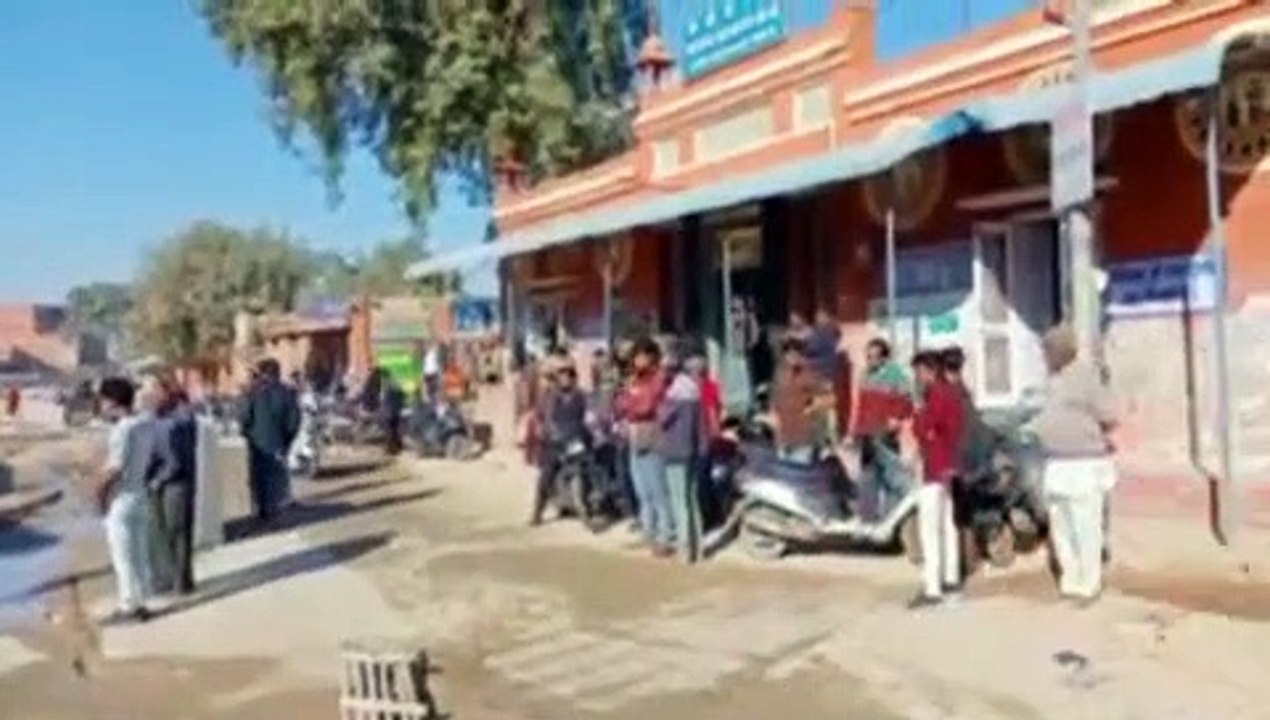 शहर में इस जगह देखते ही देखते धंस गई सड़क, देखे वीडियो