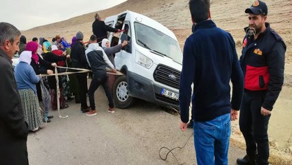 Van'da öğrenci servisi yoldan çıktı! Yuvarlanmaması için iple tuttular
