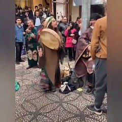 Rus sokak müzisyenleri ve zabıta arasında ilginç diyalog!