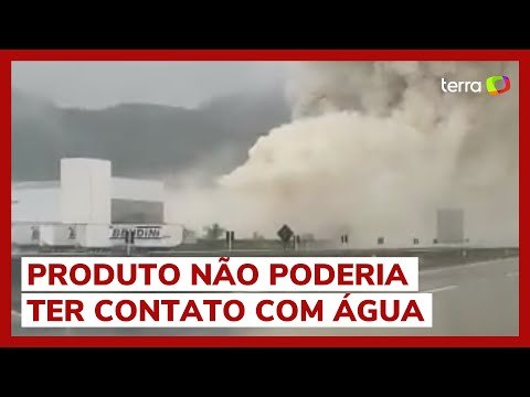 Incêndio em fábrica de Santa Catarina produz gigantesca nuvem de fumaça tóxica
