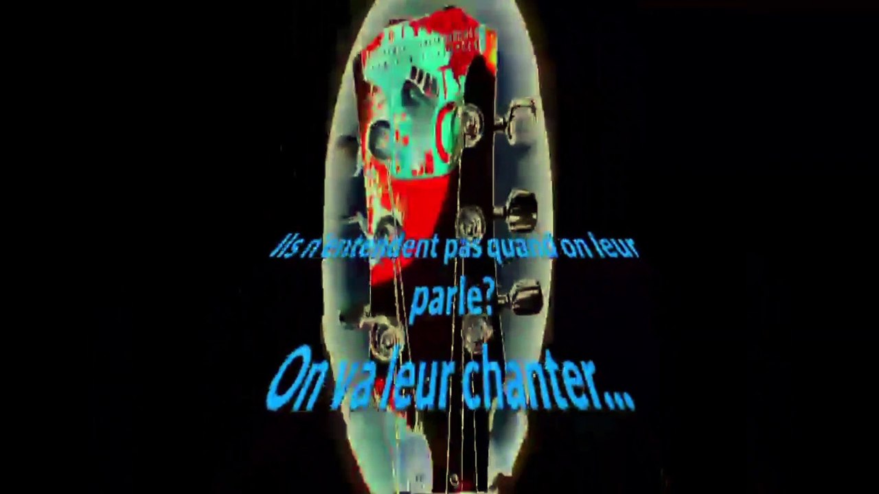 "Oui en CSA, notre place on tiendra" sur l'air de "I will survive" de Gloria Gaynor