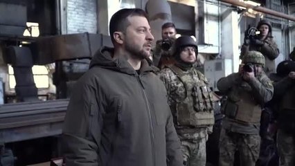 Ukrayna Devlet Başkanı Zelenskiy, savaşın en yoğun yaşandığı Bahmut'u ziyaret etti