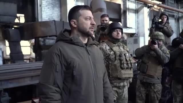 Ukrayna Devlet Başkanı Zelenskiy, savaşın en yoğun yaşandığı Bahmut'u ziyaret etti