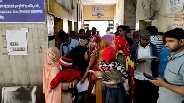 खाट पर ले रहे हैं मरीज उपचार, मौसमी बीमारियों ने पसारे पांव
