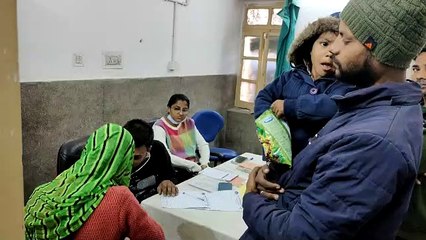 खाट पर ले रहे हैं मरीज उपचार, मौसमी बीमारियों ने पसारे पांव