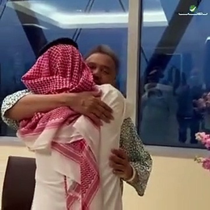 رابح صقر يزور محمد عبده ويطمئن جمهوره على حالته...