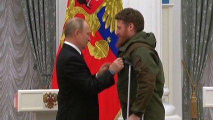 Putin decora i soldati pro-Russia nei territori annessi