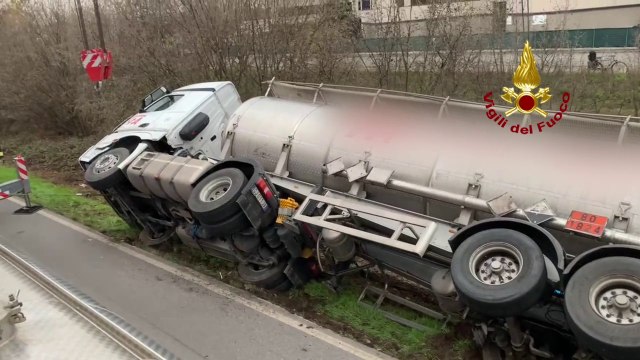 Autocisterna carica di soda caustica si ribalta nel lodigiano