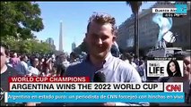 Argentina en estado puro, un periodista de CNN forcejeó con hinchas en vivo