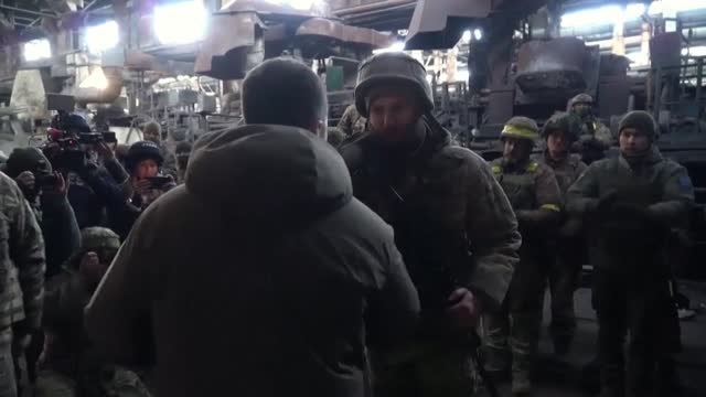 Zelenskiy visita Bajmut para felicitar a los soldados por su trabajo