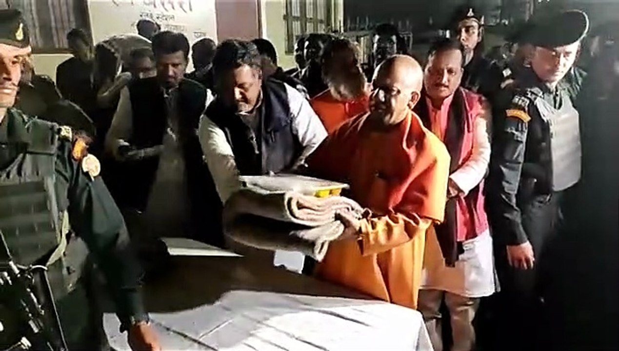 असहायों,निर्धनों को कम्बल वितरण करते माo मुख्यमंत्री योगी ,नर सेवा नारायण सेवा का दिया परिचय ,