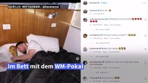 Lionel Messi im Bett mit dem WM-Pokal