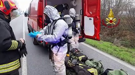 Il recupero del camion di soda caustica ribaltato nel Lodigiano