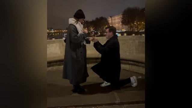 Moment girlfriend stunned by surprise proposal in Paris during ‘girls trip’