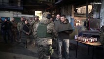 مقلّدًا الأوسمة للجنود.. زيلينسكي يزور مدينة بخموت في شرق أوكرانيا