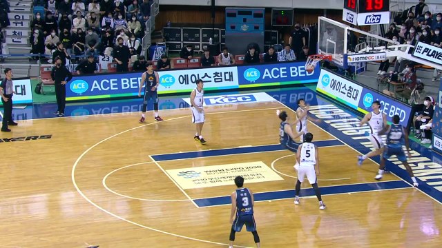 '라건아 골밑 장악' KCC, kt에 완승 / YTN