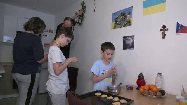 Las familias de refugiados ucranianos intentan mantener vivo el espíritu navideño desde lejos de casa
