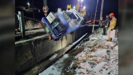 홍성에서 눈길에 이동주유차 넘어져...1명 부상 / YTN