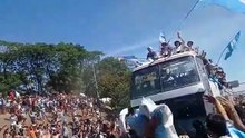 El momento en el que un hincha se tiró al micro en los festejos de la Selección