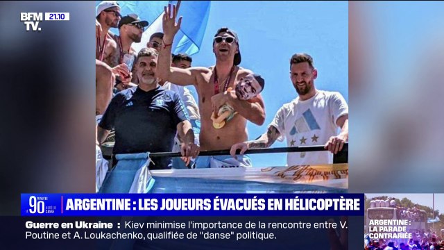 Le gardien argentin, Emiliano Martinez, se moque de nouveau de Kylian Mbappé lors de la parade des champions du monde à Buenos Aires
