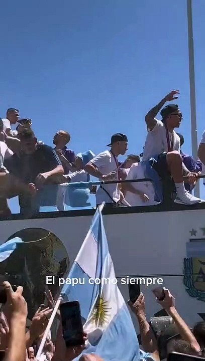 Papu Gómez tira billetes a la gente