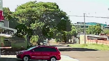 Câmera registra momento em que mulher é atropelada no Cascavel Velho