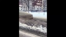Il va regretter d'avoir laissé sa voiture garé là en pleine tempête de neige