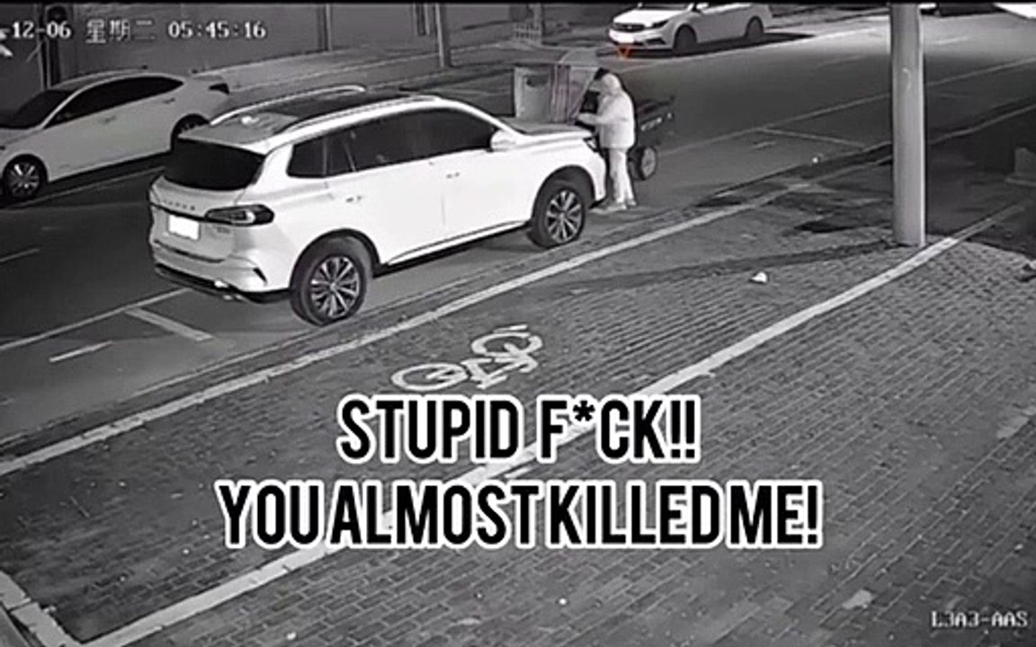 Une femme en tuk-tuk pense qu'une voiture stationnée l'a percutée