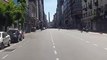Un cycliste filme la rue à Buenos Aires au moment du dernier tir au but de l'Argentine
