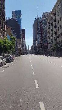 Un cycliste filme la rue à Buenos Aires au moment du dernier tir au but de l'Argentine