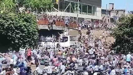 Un hincha se lanzó al micro de la Selección y cayó al vacío