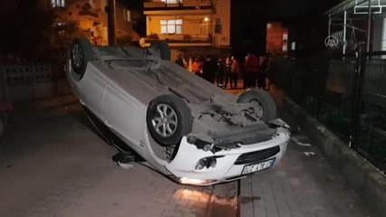 Devrilen otomobildeki 3 kişi yaralandı