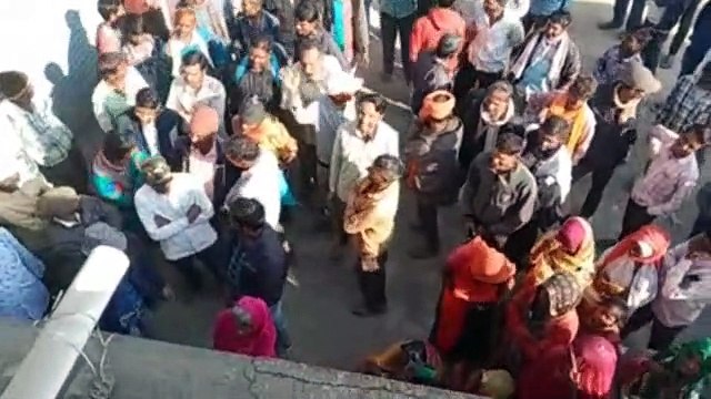 Farmers angry due to non-availability of fertilizers locked Lampas employees and agriculture officers in the room, police arrived