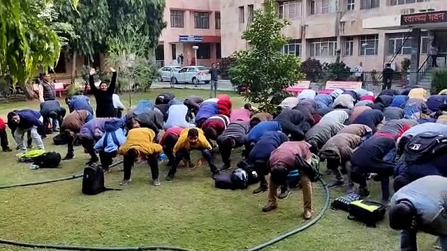 आखिर ऐसी क्या थी मजबूरी जो मुर्गा बने पढ़े लिखे युवा बेरोजगार ?