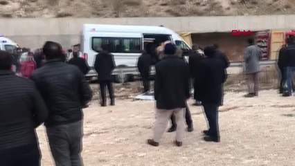 DEVRİLEN HAFRİYAT KAMYONU MİNİBÜSE ÇARPTI 1 ÖLÜ, 8 YARALI