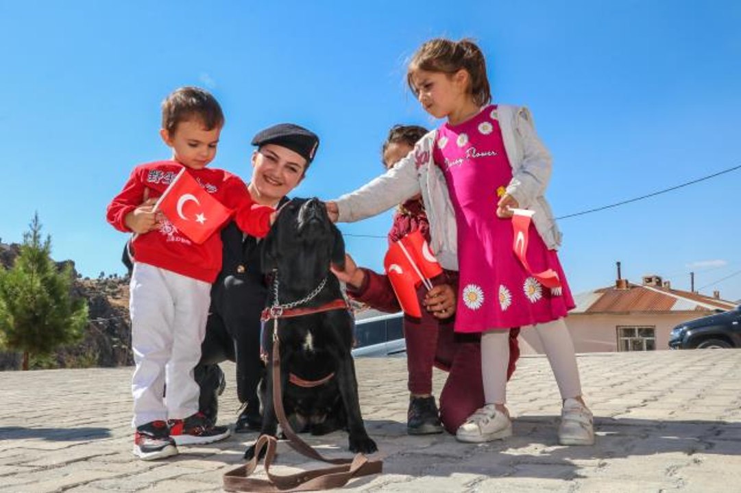 Siirt'te jandarmadan "Güvenli Okul, Güvenli Gelecek Projesi" kapsamında okul ziyareti