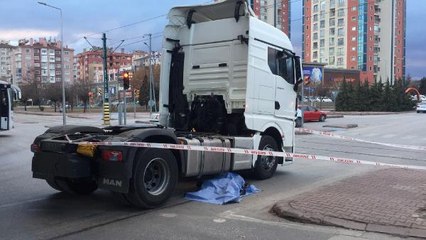 TIR'IN ÇARPTIĞI MOTOSİKLETİN SÜRÜCÜSÜ ÖLDÜ