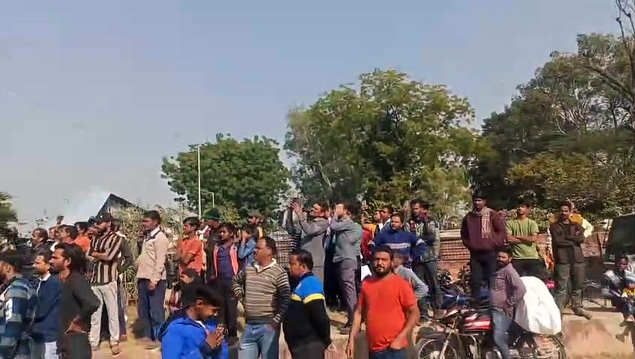 जयपुर में पहली बार हाइड्रॉलिक क्रेन से टंकी पर चढ़ी महिला और बच्चे को नीचे उतारा